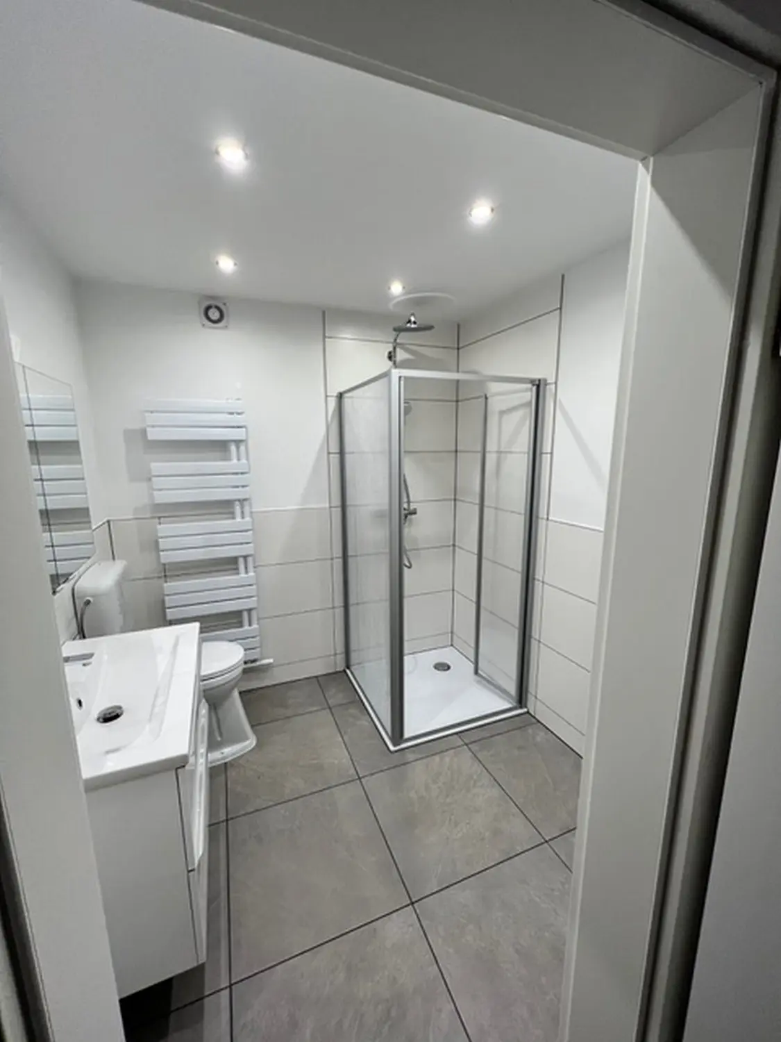 Waschraum von RenTom INTERIOR DESIGN