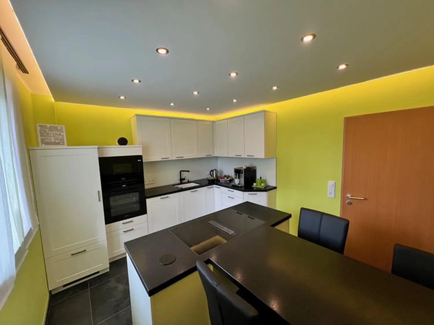 Kuche von RenTom INTERIOR DESIGN