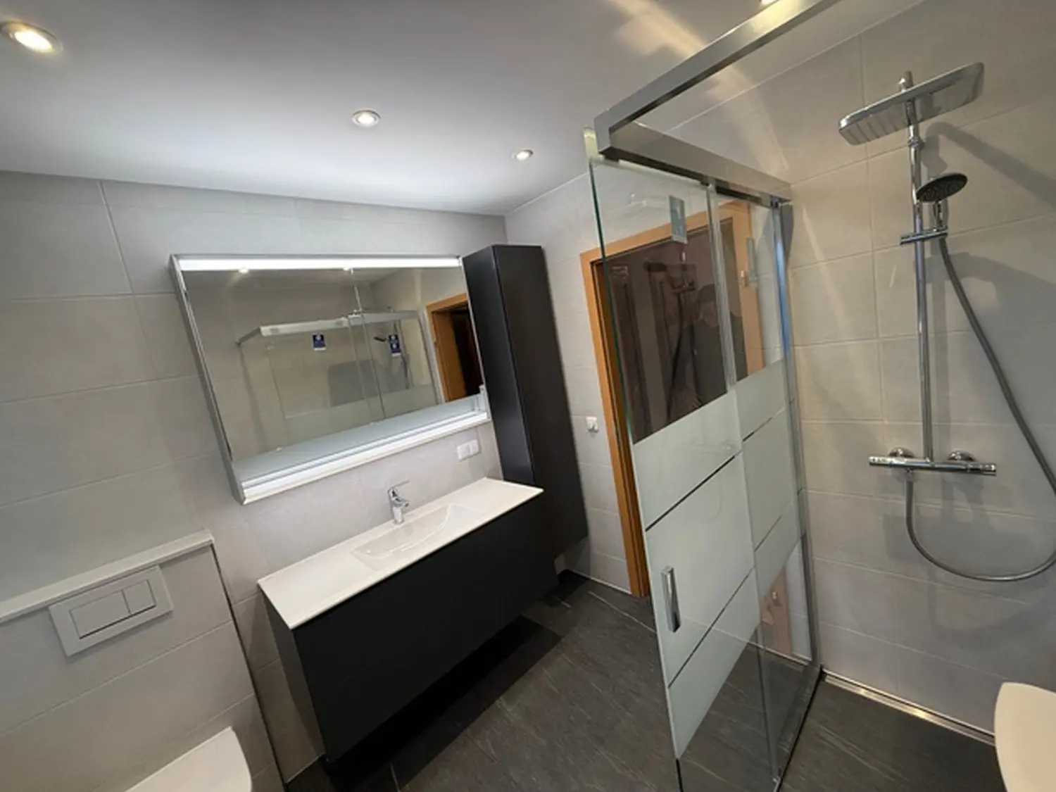 Waschraum von RenTom INTERIOR DESIGN